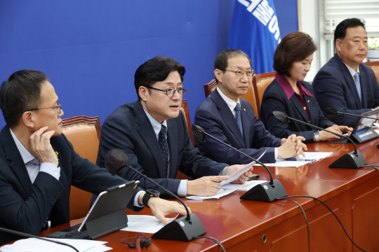 홍익표 더불어민주당 원내대표가 24일 국회에서 열린 국정감사 대책회의에서 발언을 하고 있다.<연합뉴스>